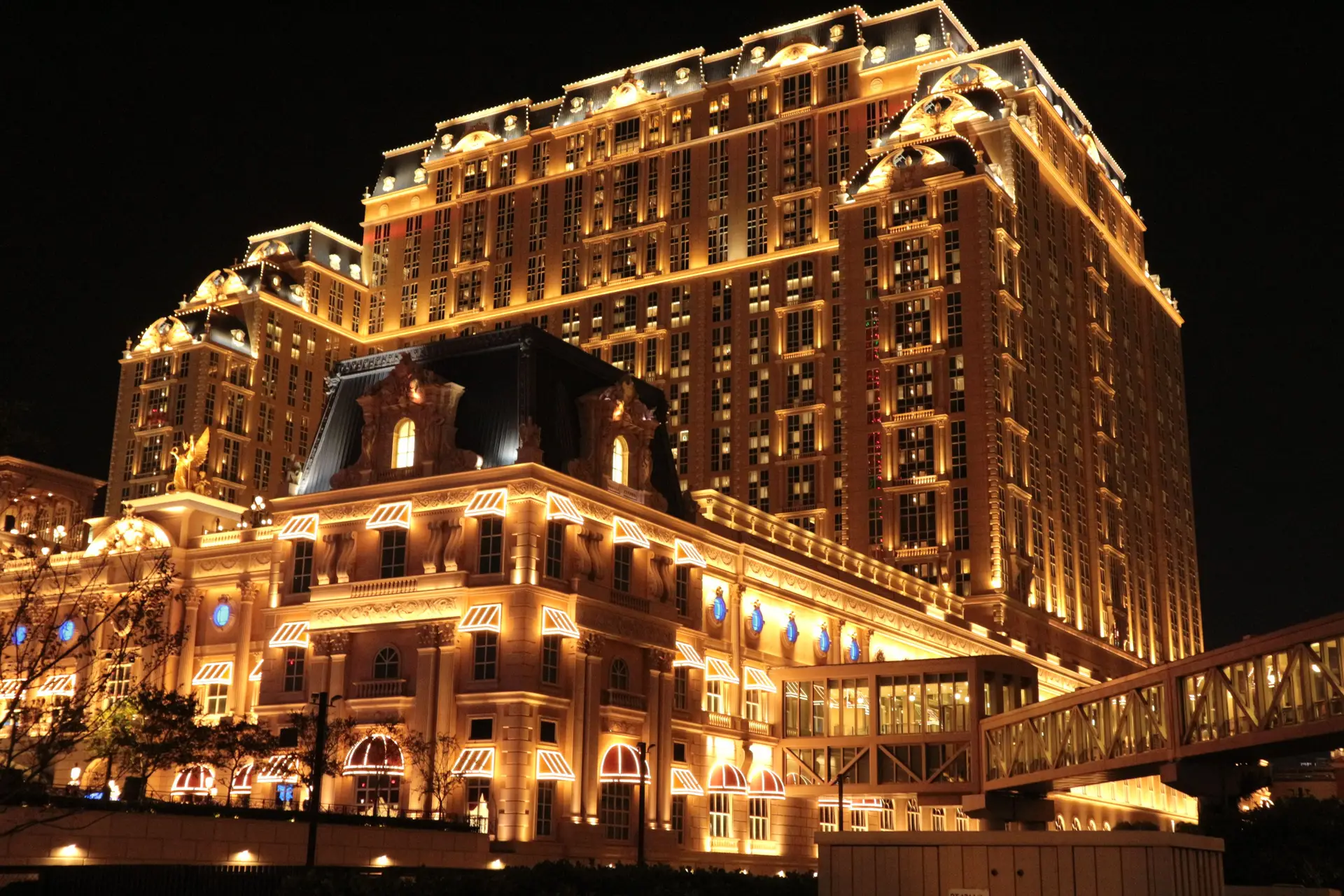 Dravessianluxelodge luxury casino hotel exterior at night